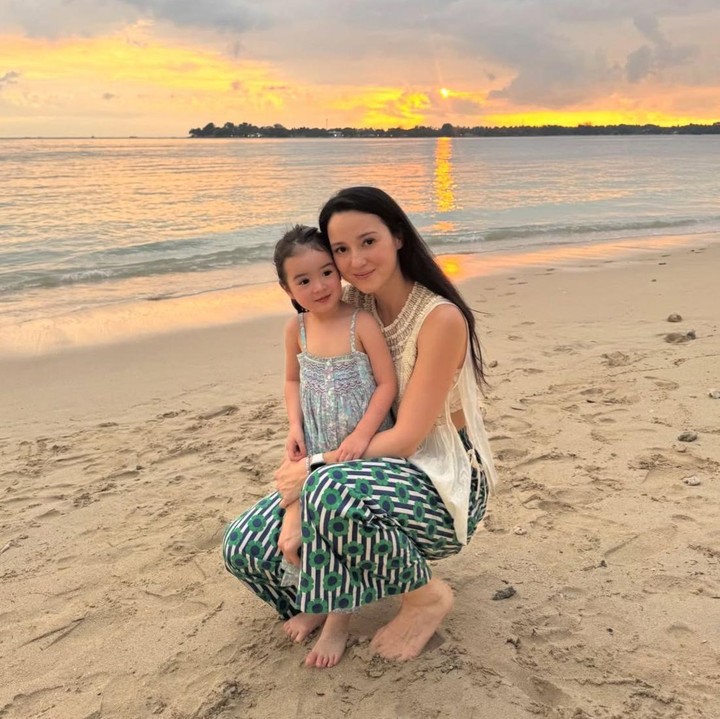 <p>Putri dari artis Julie Estelle, Brielle Leia Tjiptobiantoro kini sudah genap berusia dua tahun. Meski usianya masih sangat belia, paras cantik Brielle sudah begitu mencuri perhatian publik. Tak sedikit pula netizen yang menilai Brielle memiliki aura seperti putri kerajaan. (Foto: Instagram @julstelle)</p>