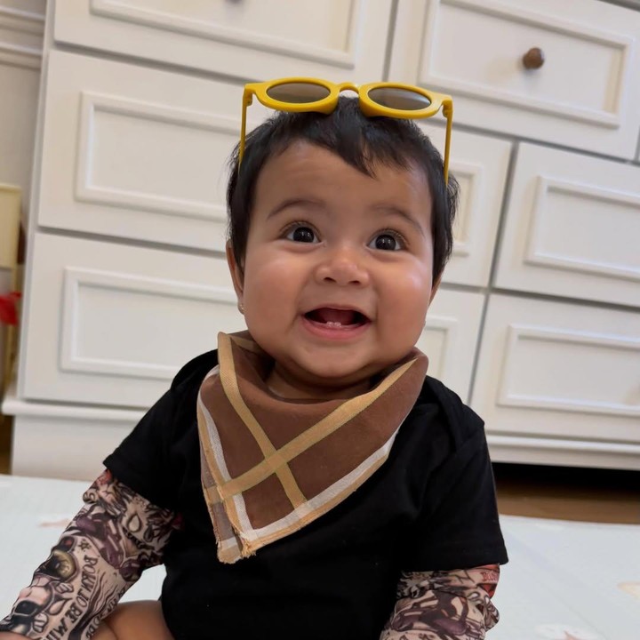 <p>Si Kecil yang lahir pada 28 Juli 2025 ini kini telah menginjak usia sembilan bulan. Sejak awal kehadirannya, Aisha sudah memiliki banyak penggemar, lho. Setiap potret yang dibagikan sang Bunda pun selalu menampilkan Aisha dengan wajah yang menggemaskan. Salah satunya saat bergaya seperti ingin berkendara motor lengkap dengan syal dan kacamata warna senada. (Foto: Instagram @miskashf)</p>