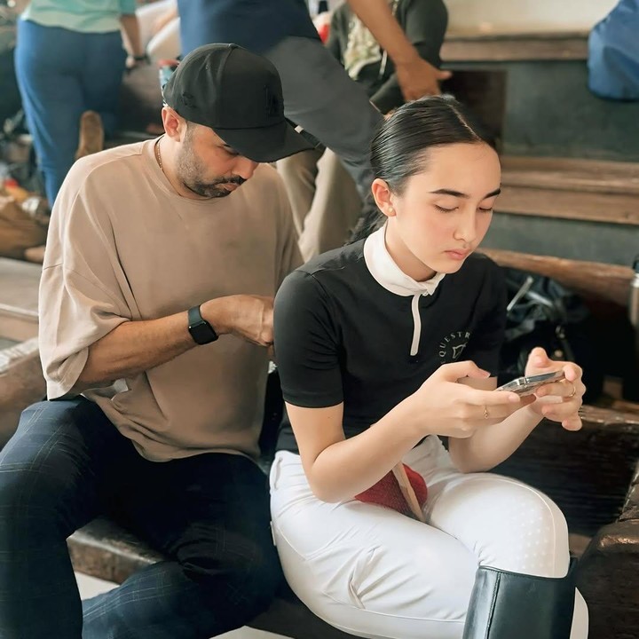 <p>Hal tersebut diketahui langsung melalui postingan terbaru Teuku Zacky di akun Instagram pribadinya. Dalam video itu, ia terlihat membantu putrinya mengepang rambut. &ldquo;Akhir pekan yang indah...Di antara semua pertemuan, pekerjaan, dan hari-hari sibuk... saat-saat seperti ini selalu mengingatkan saya apa yang paling penting,&rdquo; tulis Teuku Zacky, dikutip dari laman Instagram <em>@teukuzacky</em>, Selasa (12/5/2026).&nbsp;(Foto: Instagram @teukuzacky/@ilmiraz)</p>