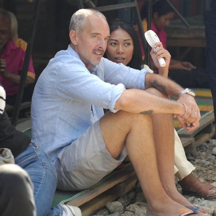 <p>Anggun mengungkap bahwa suaminya tak hanya sebentar berada di Gunung Kidul, Bunda. Suami Anggun yang berdarah Prancis ini ada di samping sang istri selama 30 hari. Christian rela panas-panasan dan digigit nyamuk selama berada di tempat syuting untuk menemani istrinya. "<em>Appreciation post</em> untuk #MisterHusband yang sudah rela kepanasan dan digigit nyamuk demi menemani sang istri shooting selama 30 hari di Gunung Kidul," tulis Anggun dalam unggahan ini. (Foto: Instagram @anggun_cipta)</p>