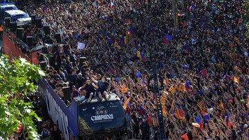 Update Eksklusif Olahraga CNN : FOTO: Parade Meriah Barcelona Rayakan Gelar Liga Spanyol ke-29
