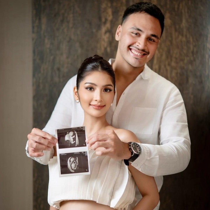 <p>Dalam postingan ini, Debi mengunggah foto<em> baby bump</em> kehamilannya yang sudah tampak besar dan USG kehamilan pertamanya. Dalam potret ini, Debi dan sang suami kompak mengenakan baju bernuansa warna putih. (Foto: Instagram @debisagita)</p>