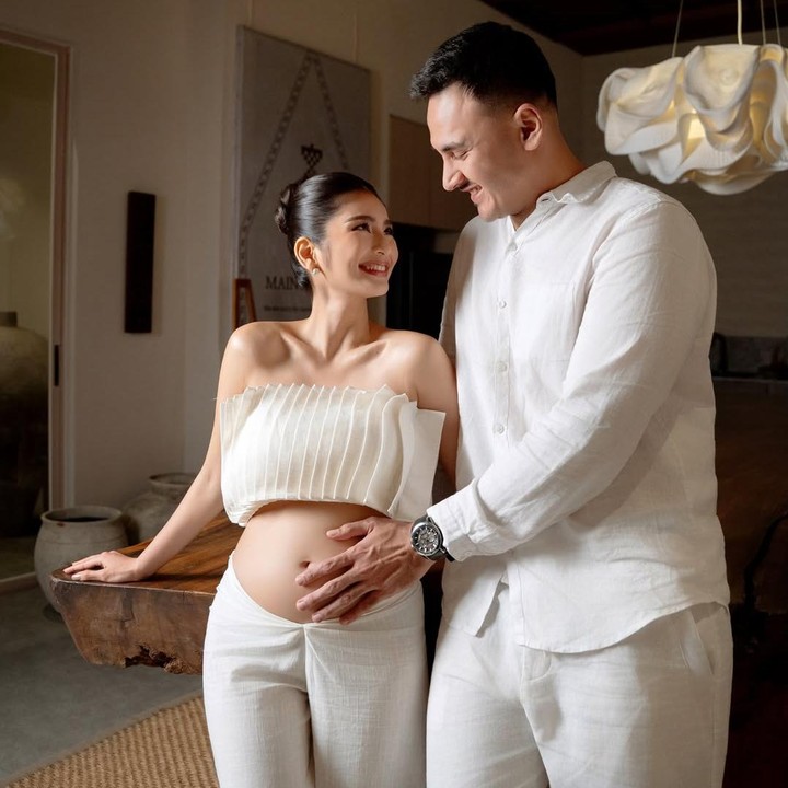 <p>Kabar bahagia datang dari artis Debi Sagita. Perempuan 29 tahun ini baru saja mengumumkan kehamilan pertamanya ke publik. Melalui unggahan di Instagram, Debi mem-posting foto kehamilannya bersama sang suami Marco Ivanos. (Foto: Instagram @debisagita)</p>