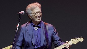 Eric Clapton Langsung Akhiri Konser gegara Dilempar Penonton