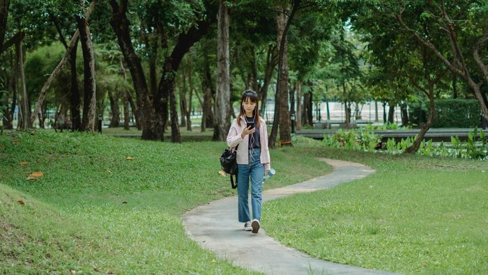 Jalan santai dikaitkan dengan kerentanan dan neurotisisme, yakni kecenderungan merasakan emosi yang negatif.