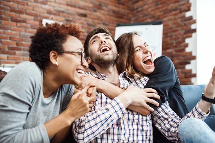Orang-orang yang menyukai dark jokes biasanya adalah mereka yang pernah melewati masa sulit dalam hidupnya.