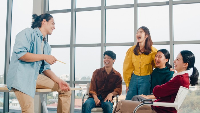 Kepribadian orang yang suka dark jokes juga mencerminkan sosoknya yang cerdas. Dalam humor gelap tersebut sering kali ada makna-makna tersembunyi, yang tidak mudah dipahami oleh banyak orang.