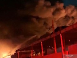 Video Kebakaran Hebat Terjadi di Pergudangan Miami Jakbar