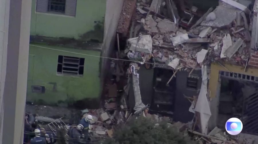 Kebakaran dahsyat nan diduga dipicu ledakan gas melanda area permukiman di lingkungan Jaguare, Sao Paulo, Brasil, pada Senin (11/5/2026).