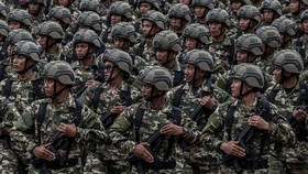 Sejumlah siswa Komponen Cadangan (Komcad) unsur Aparatur Sipil Negara (ASN) Pemprov Sulawesi Selatan mengikuti upacara penutupan Latihan Dasar Militer (Latsarmil).