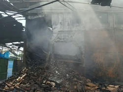 Masih Ada Letupan, Pemadaman Gudang di Jakbar Terkendala Bara dan Gas Beracun