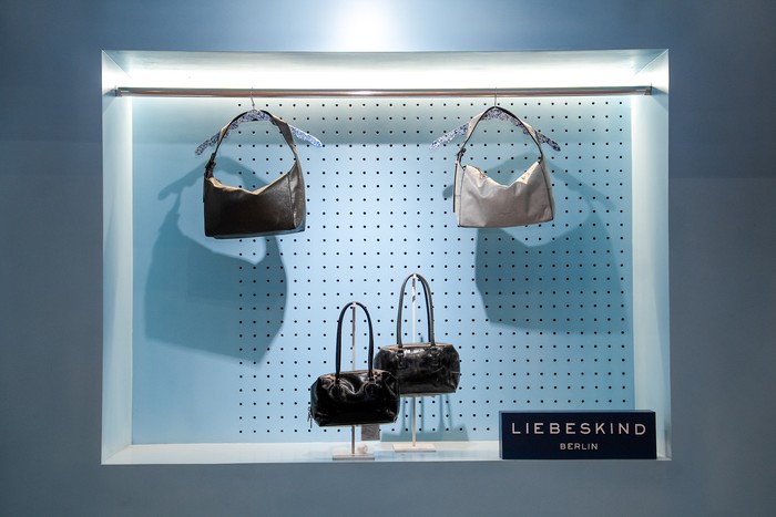 LIEBESKIND BERLIN, brand tas asal Jerman dikenal dengan perpaduan desain kontemporer, material kulit premium, dan pendekatan fungsional.