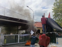 Dukung Jonas Salean, Puluhan Mahasiswa IMM Bakar Ban di Kejati NTT