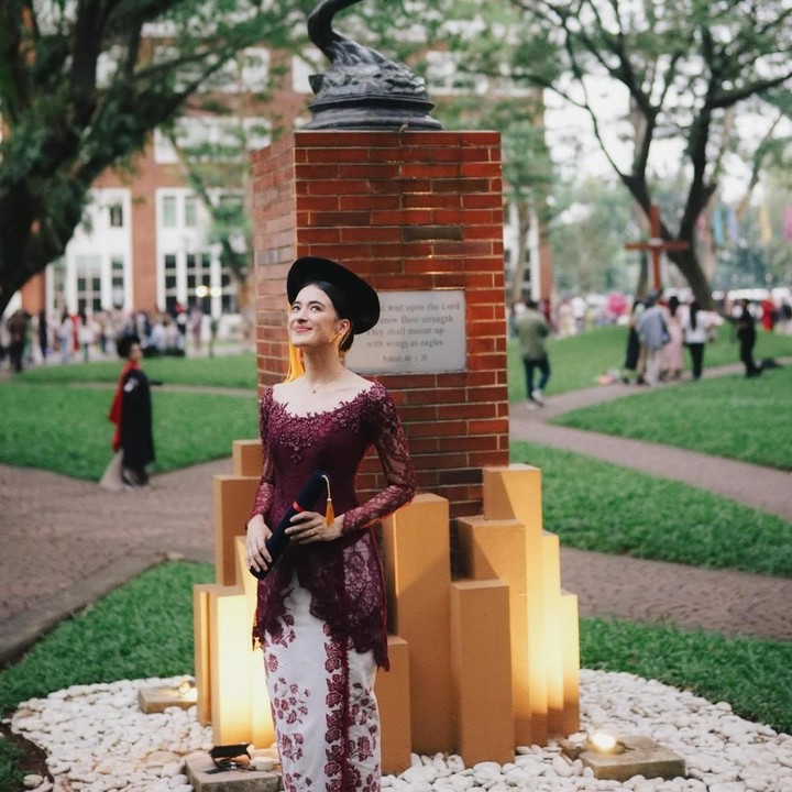 <p><em>Postingan</em> itu pun dibanjiri komentar warganet yang berbondong-bondong memberikan ucapan selamat kepada Mawar. &ldquo;Met wisuda cantikkuuu,&rdquo; tulis akun <em>@hio****.</em> &ldquo;YASHHHH! <em>Congrats</em> cantik, <em>so proud of youuuu!!</em>&rdquo; tulis akun <em>@bdmj.mo****.&nbsp;</em>(Foto: Instagram @mawar_eva)</p>