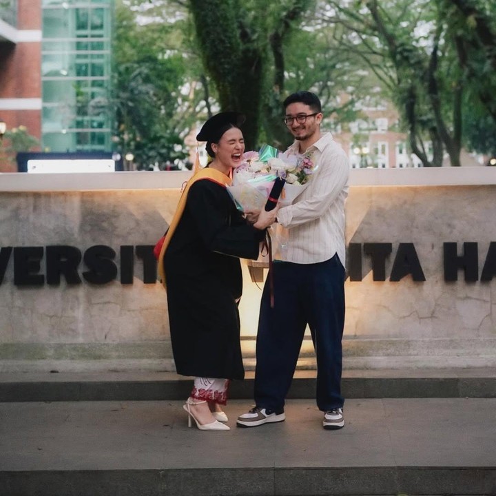 <p>Bukan hanya keluarga, Mawar juga ditemani oleh sang kekasih, Bryan Domani. Perempuan 24 tahun ini tampak tak bisa menyembunyikan perasaan bahagianya saat diberikan hadiah buket bunga dari Bryan.&nbsp;(Foto: Instagram @mawar_eva)</p>