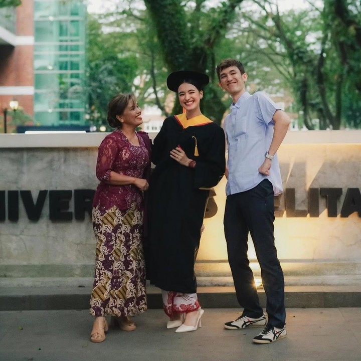 <p>Mawar diketahui meraih gelar sarjana Ilmu Komunikasi dari Universitas Pelita Harapan (UPH). Baru-baru ini, ia merayakan hari kelulusannya bersama orang-orang terkasih, Bunda.&nbsp;(Foto: Instagram @mawar_eva)</p>