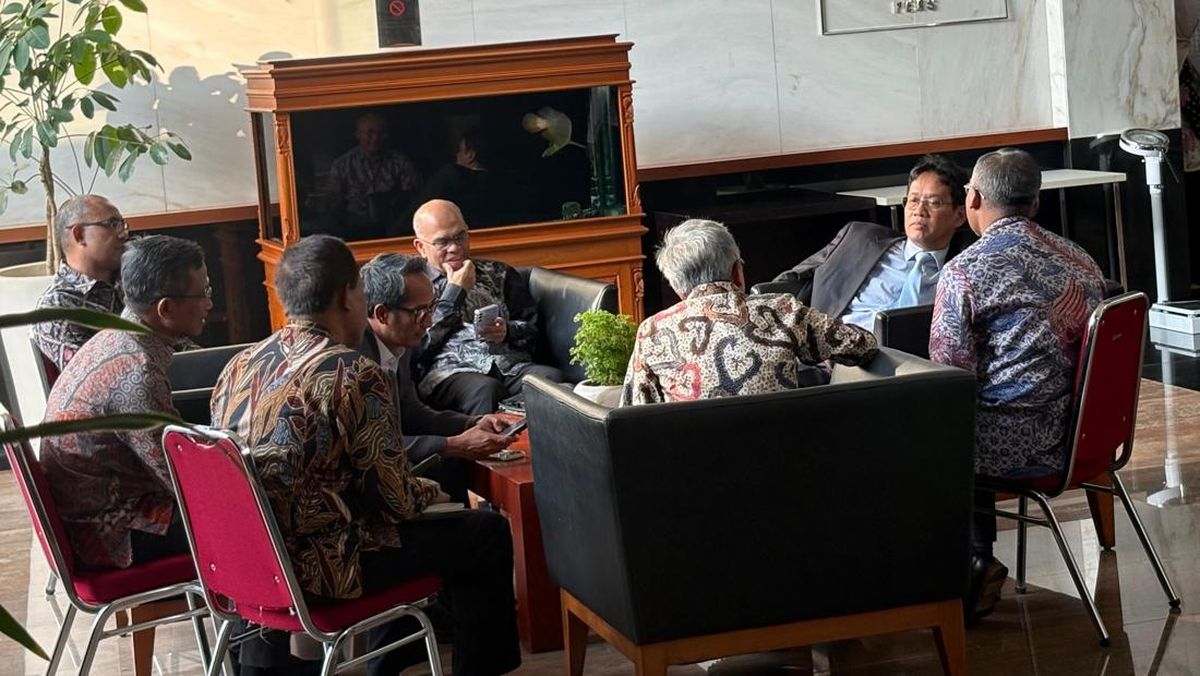 Rupiah Tembus Rp17.500, Purbaya Gelar Rapat Dadakan di Lobi Kemenkeu