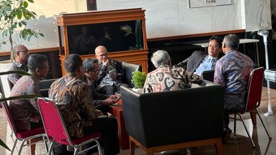Rupiah Tembus Rp17.500, Purbaya Gelar Rapat Dadakan di Lobi Kemenkeu