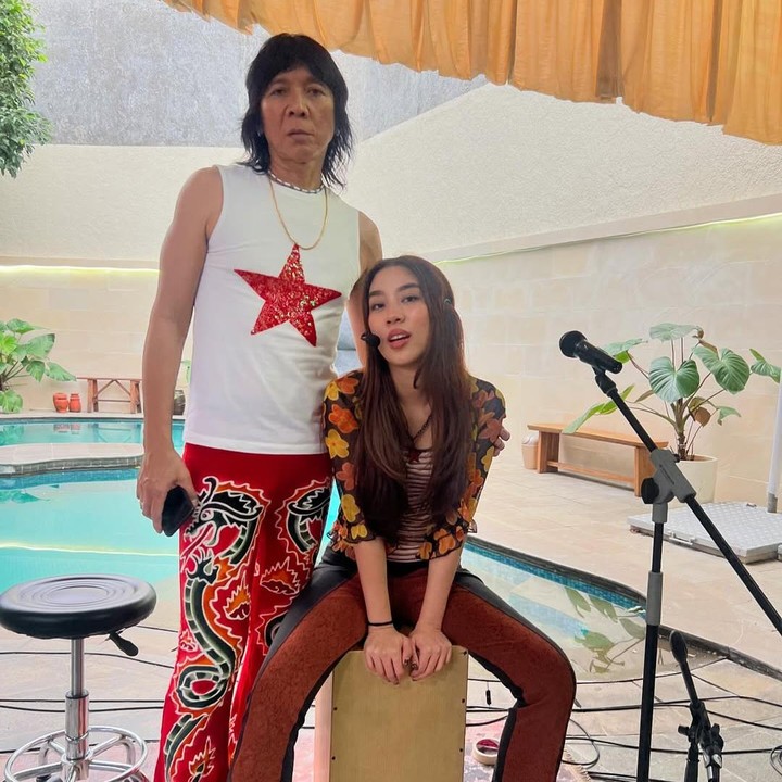 <p>Mezzaluna yang lahir pada Februari 2001 saat ini sudah berusia 25 tahun. Seperti sang ayah, Mezzaluna mencoba peruntungan untuk terjun ke dunia musik. Perempuan lulusan University of Birmingham ini mulai menekuni dunia tarik suara sejak tahun 2021. (Foto: Instagram @tallulahnatura/ @bimbimslank/ @mezzaluna)</p>