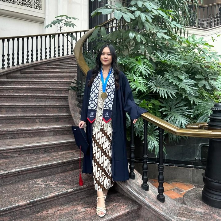 <p>Anak kedua Bimbim, Tallulah Alami, diketahui lahir pada tahun 2006. Perempuan yang berusia 20 tahun ini juga punya bakat menyanyi, Bunda. Pada tahun 2023 lalu, Tallulah merilis album perdanannya yang berjudul <em>Curhat Lula</em>. Tallulah diketahui lulus SMA pada pertengahan tahun 2024 lalu. (Foto: Instagram @tallulahnatura/ @bimbimslank/ @mezzaluna)</p>