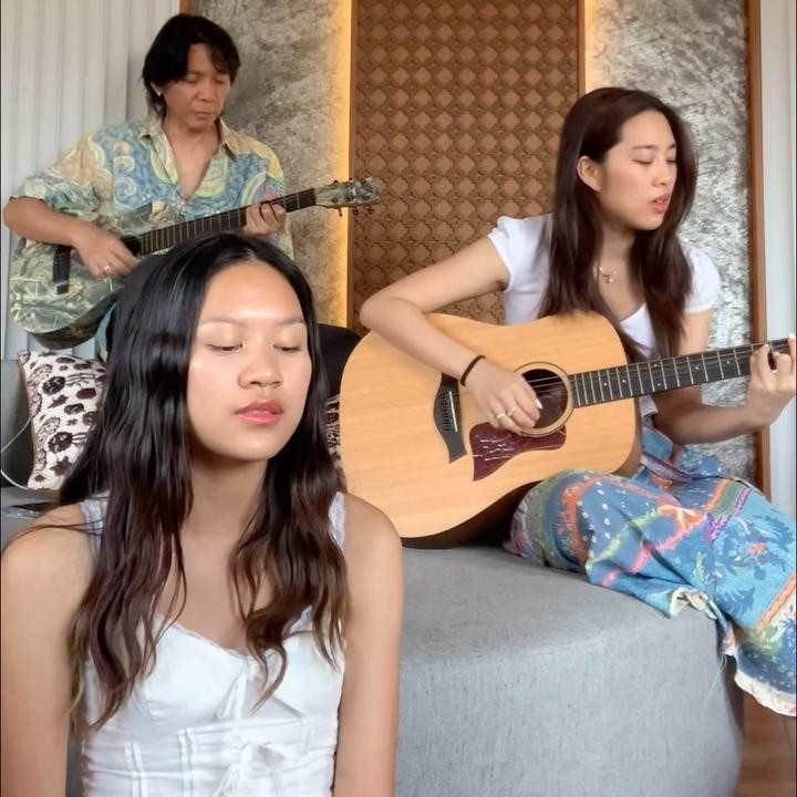 <p>Keputusan Mezzaluna dan Tallulah untuk terjun ke dunia musik mendapatkan dukungan penuh dari sang ayah. Kedua putri Bimbim ini bahkan sering membuat konten bernyanyi bersama di media sosial. Beberapa waktu lalu, Mezzaluna dan Tallulah bahkan pernah membuat konten bernyanyi bersama sang ayah. (Foto: Instagram @tallulahnatura/ @bimbimslank/ @mezzaluna)</p>