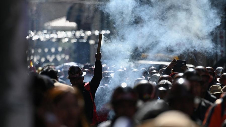 Para penambang ikut serta dalam pawai nan diselenggarakan oleh Central Obrera Boliviana (COB) sembari menuntut pengunduran diri Presiden Rodrigo Paz di tengah krisis ekonomi dan bahan bakar nan sedang berlangsung, di La Paz, Bolivia, 11 Mei 2026.