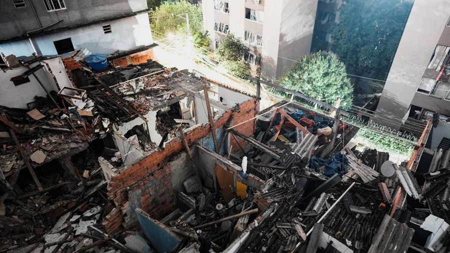 Pemandangan letak kebakaran nan dipicu oleh potensi ledakan gas nan merusak rumah-rumah dan melukai orang-orang, menurut dinas pemadam kebakaran setempat, di Sao Paulo, Brasil, 11 Mei 2026. (REUTERS/Alexandre Meneghini)