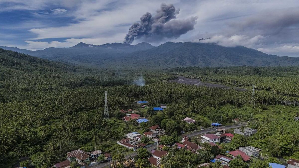 FOTO: Erupsi Maut Gunung Dukono, Jalur Pendakian Ditutup Permanen