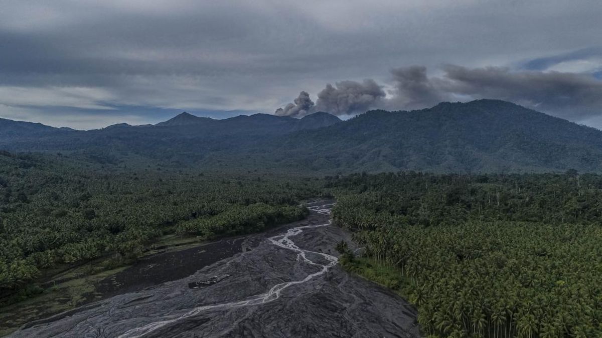 FOTO: Erupsi Maut Gunung Dukono, Jalur Pendakian Ditutup Permanen