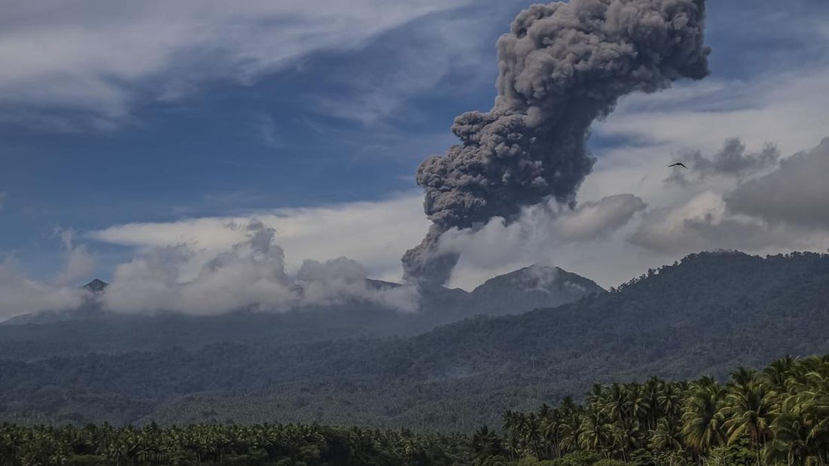 FOTO: Erupsi Maut Gunung Dukono, Jalur Pendakian Ditutup Permanen