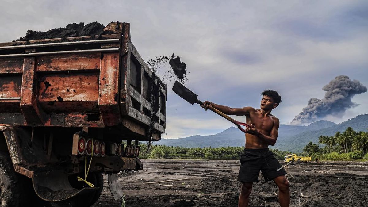 FOTO: Erupsi Maut Gunung Dukono, Jalur Pendakian Ditutup Permanen
