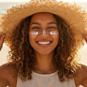 5 Kesalahan Pakai Sunscreen yang Sering Terjadi saat Liburan ke Pantai