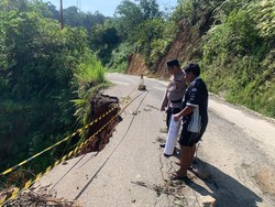 Separuh Badan Jalan Penghubung di Merangin Amblas Akibat Longsor