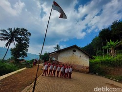 Perjuangan Anak Gunung Kejar Ilmu di Sekolah Atas Awan