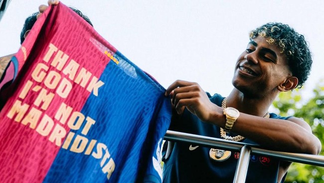 Pemain Barcelona Lamine Yamal jadi sorotan usai kibarkan bendera Palestina hingga pamer kaus anti-Madrid saat perayaan juara Liga Spanyol.