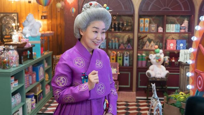 Penampilan Ra Mi Ran Jadi Pemilik Toko Snack Ajaib di Film Strange Snack Shop Jeoncheondang
