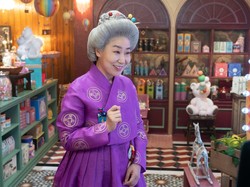 Penampilan Ra Mi Ran Jadi Pemilik Toko Snack Ajaib di Film 'Strange Snack Shop Jeoncheondang'