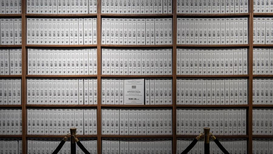 Suasana pameran di New York menampilkan semua arsip Epstein nan dicetak. (REUTERS/David Dee Delgado)