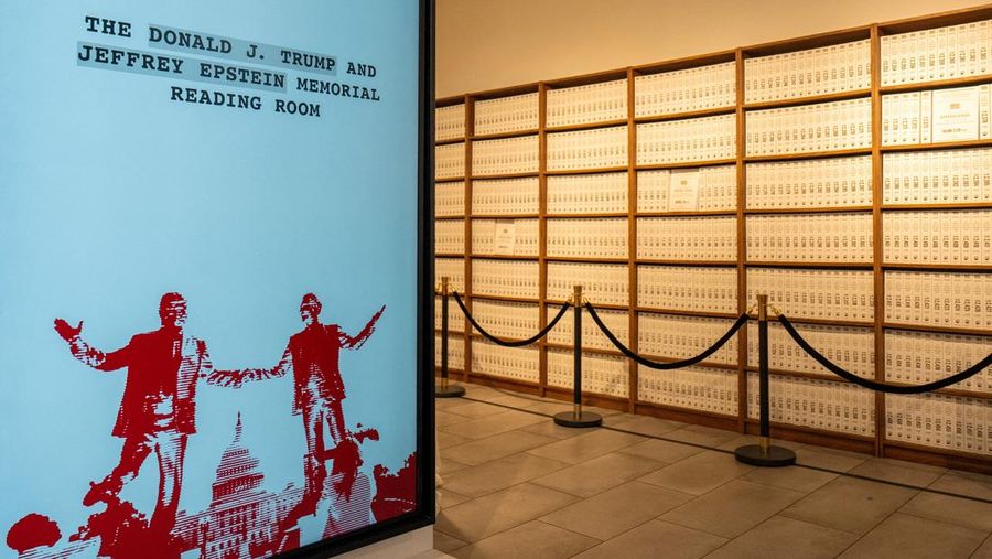 Suasana pameran di New York menampilkan semua arsip Epstein nan dicetak. (REUTERS/David Dee Delgado)