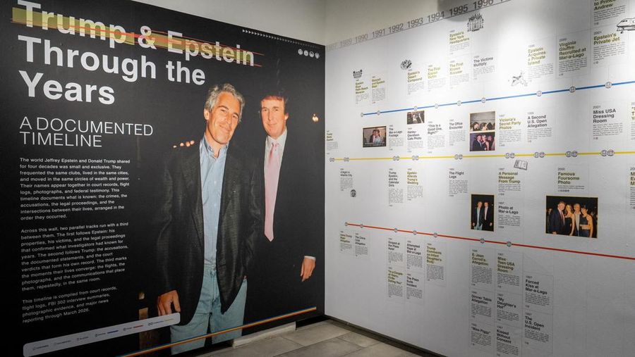 Suasana pameran di New York menampilkan semua arsip Epstein nan dicetak. (REUTERS/David Dee Delgado)