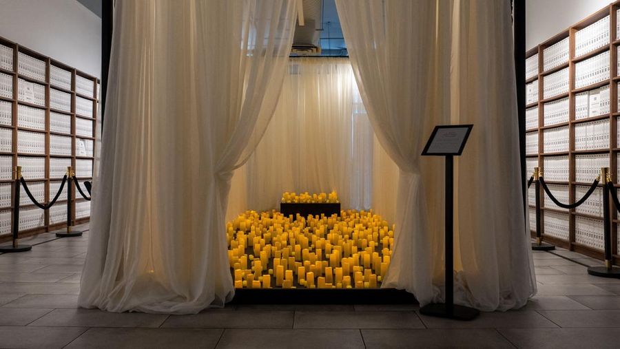 Suasana pameran di New York menampilkan semua arsip Epstein nan dicetak. (REUTERS/David Dee Delgado)