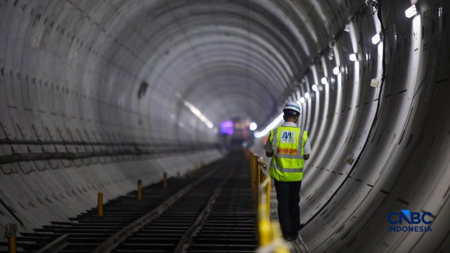 Suasana pengerjaan proyek MRT Fase 2A Harmoni-Sawah besar di Jakarta, Selasa (12/5/2026). (CNBC Indonesia/Faisal Rahman)