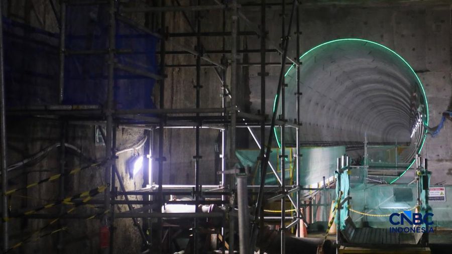 Suasana pengerjaan proyek MRT Fase 2A Harmoni-Sawah besar di Jakarta, Selasa (12/5/2026).
