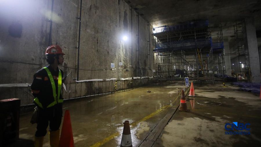 Suasana pengerjaan proyek MRT Fase 2A Harmoni-Sawah besar di Jakarta, Selasa (12/5/2026).