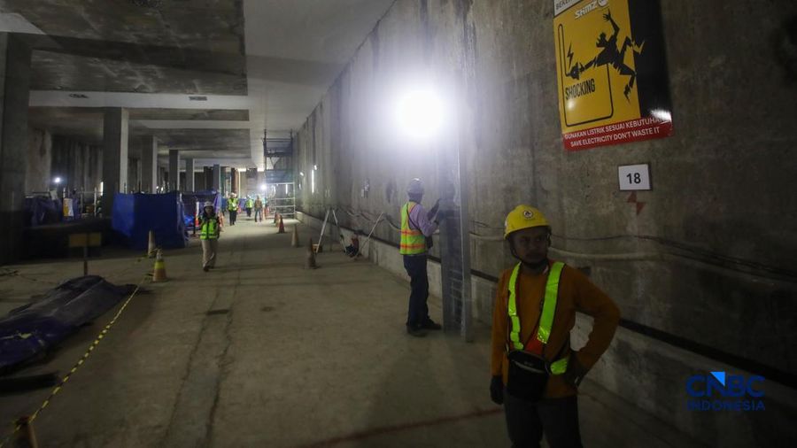 Suasana pengerjaan proyek MRT Fase 2A Harmoni-Sawah besar di Jakarta, Selasa (12/5/2026).