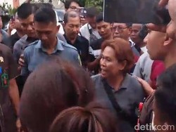 Sidang Pembunuhan Mahasiswi Unram Ricuh, Keluarga Korban Protes Tim Hotman