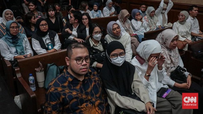 Google dan PT AKAB disebut meraih keuntungan dari pengadaan Chromebook di Kemendikbud. Sidang vonis eks konsultan Nadiem mengungkap praktik korupsi ini.