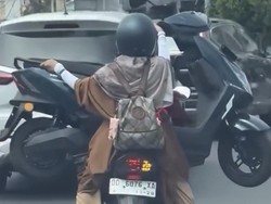Viral Emak-emak di Makassar Angkut Motor Pakai Motor, Pengendara Bakal Ditilang