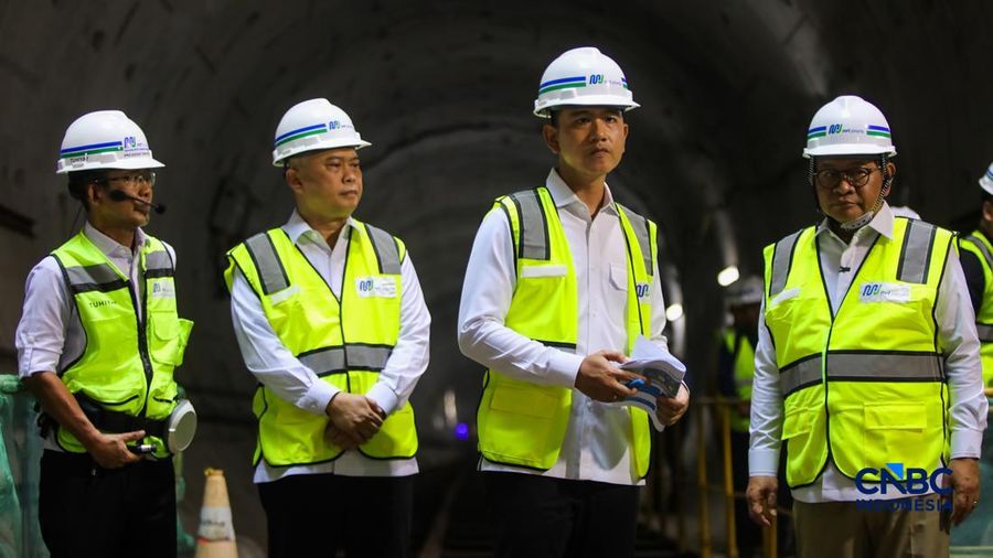 Wakil Presiden RI, Gibran Rakabuming Raka saat meninjau site project MRT Fase 2A Harmoni-Sawah besar di Jakarta, Selasa (12/5/2026).