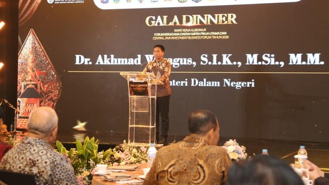 Wamendagri Akhmad Wiyagus menekankan pentingnya sinergi antar daerah untuk menghadapi tantangan global. Kerja sama strategis diperlukan demi ketahanan nasional.